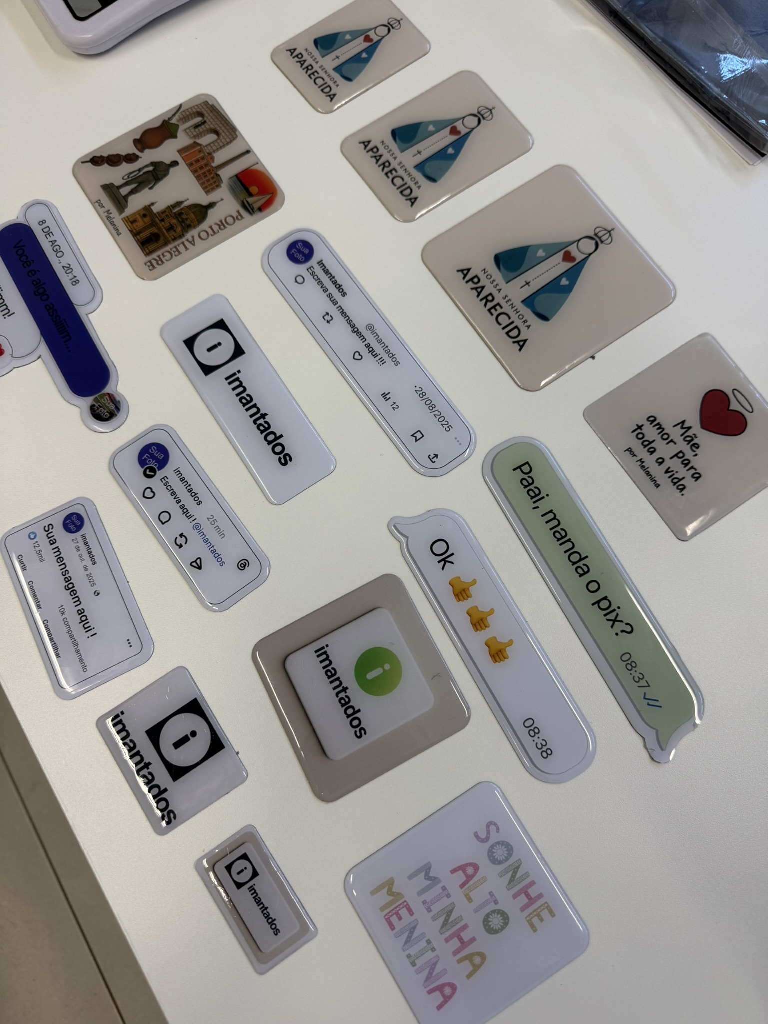 Mesa com ímãs e processo